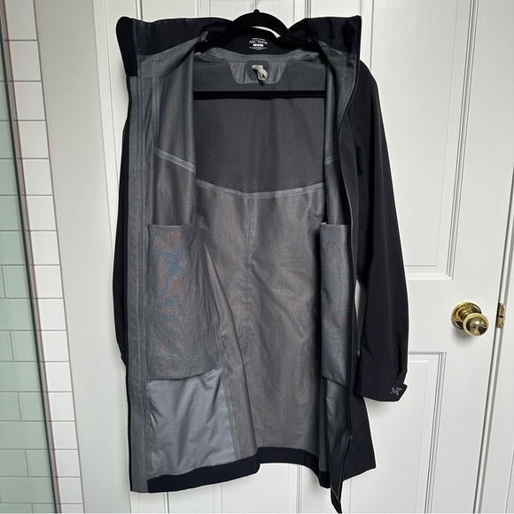 Arc’teryx Shell Rain Jacket - Picture 6 of 9